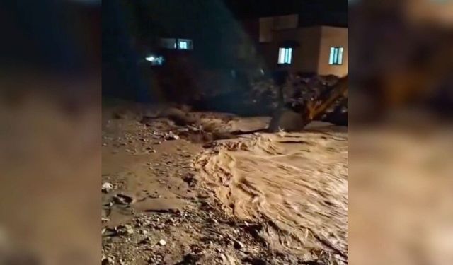 Gölbaşı'nda etkili olan şiddetli yağış sele neden oldu - Videolu Haber
