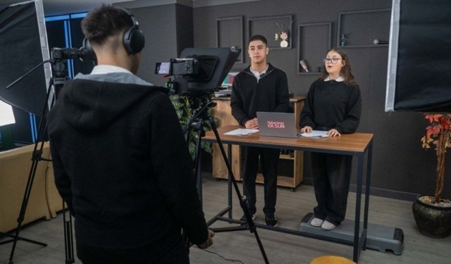 Meslek Liseli Öğrenciler Haber Sunarak Mesleki Becerilerini Geliştiriyor