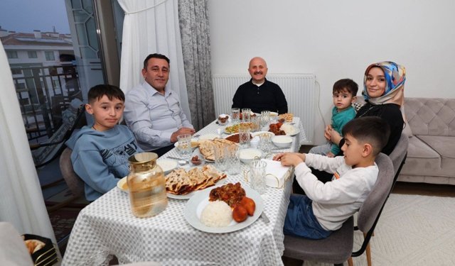 Adıyaman Valisi Varol, İndere Kalıcı Deprem Konutları'nda Açıl ailesiyle iftar sofrasında buluştu