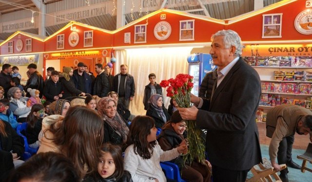 Başkan Mehmet Can Hallaç, Kahta Ramazan Çarşısı'nda kadınlara karanfil dağıttı