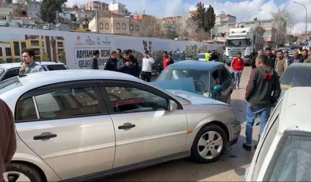 Besni'de zincirleme kazada 6 kişi yaralandı - Videolu Haber