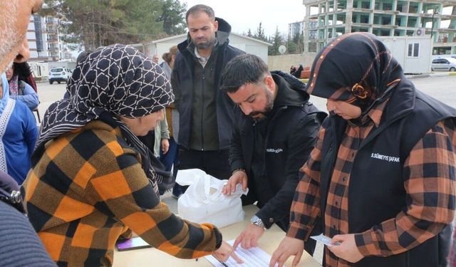 Hayırsever Sümeyye Şafak'tan Adıyaman'da K-1 Konteyner Kent'te Ramazan yardımı - Videolu Haber