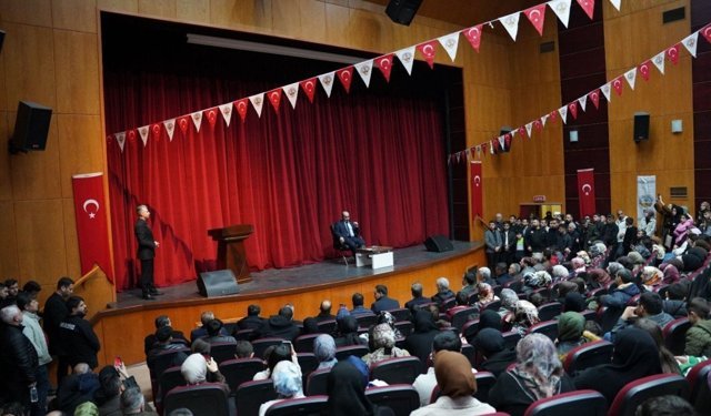 Kahta'da Ramazan Sohbetleri'ne yoğun ilgi: Yazar Ömer Demirbağ vatandaşlarla buluştu