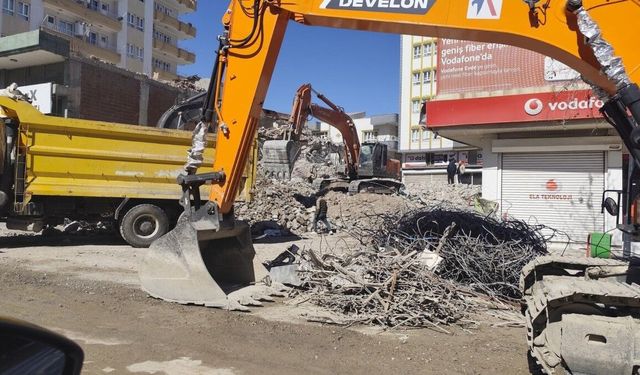 Kahta'da yıkım molozları, esnafı mağdur ediyor