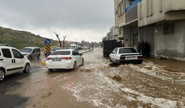Şanlıurfa'da etkili olan yoğun yağış hayatı olumsuz etkiledi - Videolu Haber
