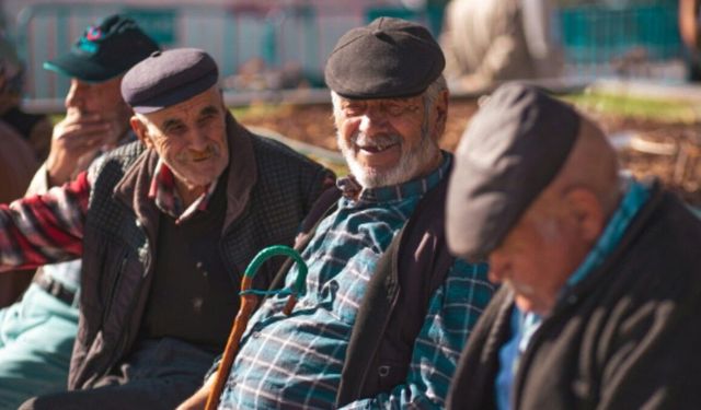Türkiye'de yaşlı nüfus 2025'te 9,5 milyonu aştı: Her 4 haneden biri, yaşlıya ev sahipliği yapıyor