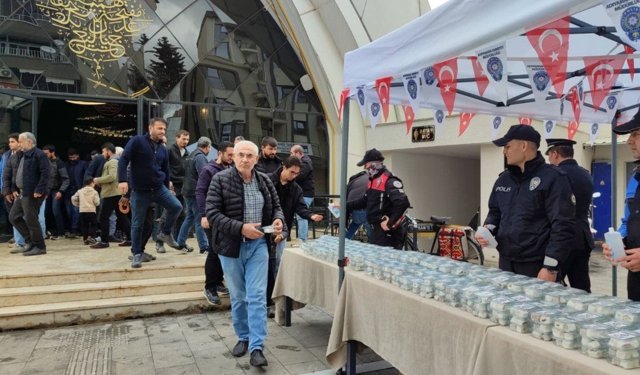 Adıyaman İl Emniyet Müdürlüğü'nden vatandaşa lokum ve gül suyu ikramı - Videolu Haber