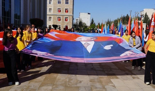 Adıyaman'da 23 Nisan etkinlikleri kapsamında çelenk sunma töreni gerçekleştirildi - Videolu Haber