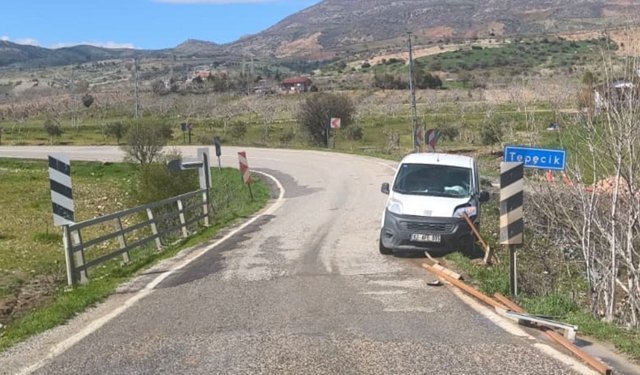 Adıyaman'da Kazada: Köprü Demirleri Araca Saplandı: 1 Yaralı