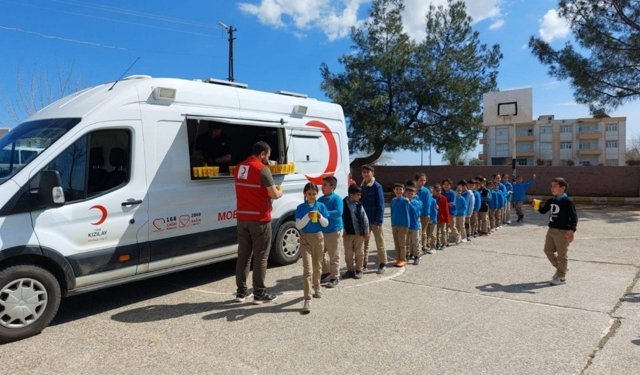 Adıyaman'da Kızılay'dan öğrencilere çorba, vatandaşlara yemek desteği