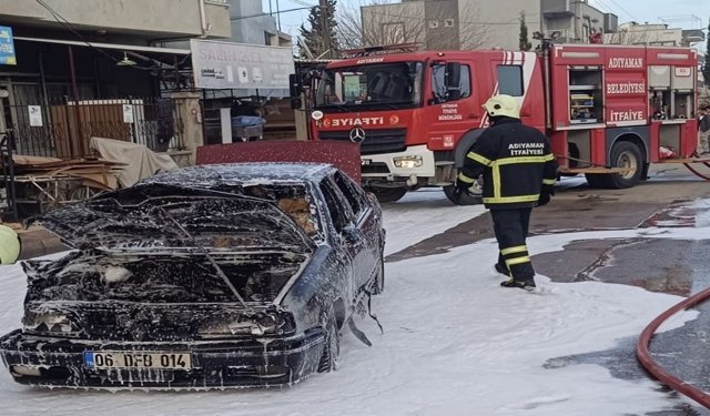 Adıyaman'da Seyir Halindeki Otomobil Alev Alev Yandı