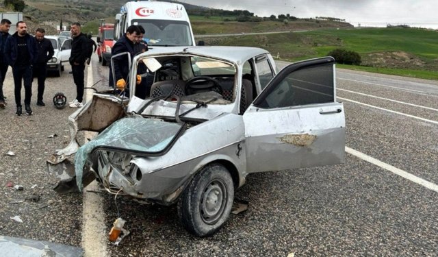 Adıyaman'da Otomobillerin karıştığı kazada 1 kişi yaralandı - Videolu Haber