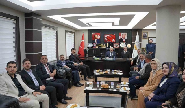 Adıyaman AK Parti heyeti Kahta Belediye Başkanı Hallaç ile bir araya geldi