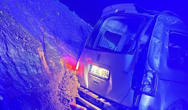 Adıyaman'da hafif ticari araç şarampole yuvarlandı: 2 yaralı