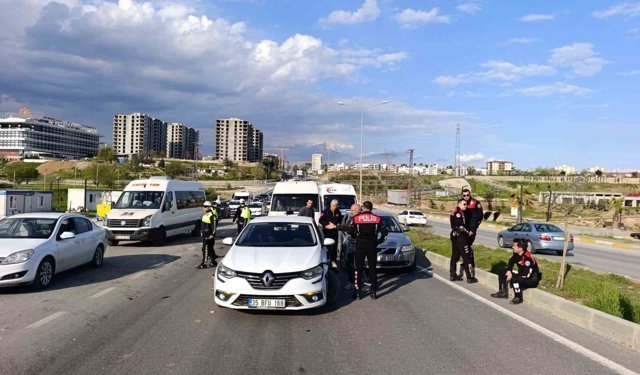 Adıyaman'da Minibüs ile iki otomobil Çarpıştı: 1 Yaralı