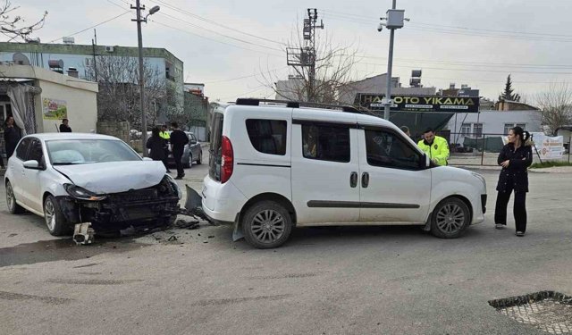 Adıyaman'da otomobil ile hafif ticari araç çarpıştı: 1 yaralı