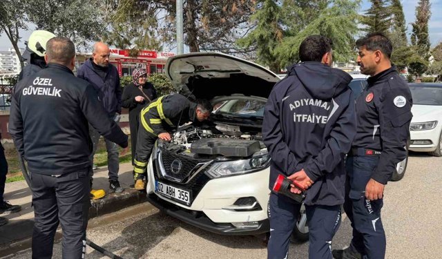 Adıyaman'da park halindeki otomobilden yükselen duman korkuttu