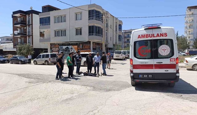 Hafif ticari araçla çarpışan motosiklet sürücüsü yaralandı