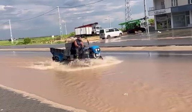 Kahta'ya bağlı Narince'de yağış sonrası yollar göle döndü