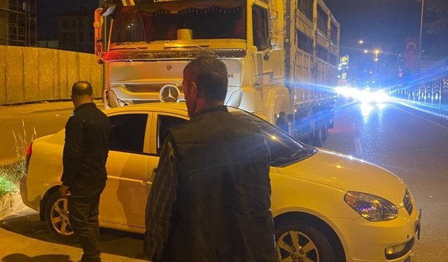 Kamyon otomobili sürükledi