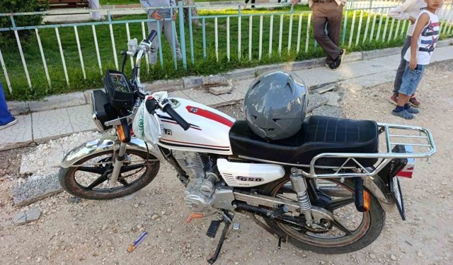 Motosikletle bisikletin çarpıştığı kazada 2 kişi yaralandı