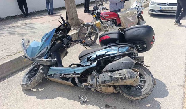 Otomobille çarpışan motosiklet sürücüsü ağır yaralandı