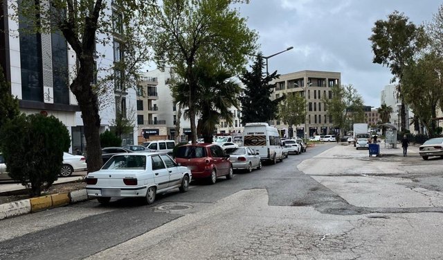 Refüj dibine park edilen araçlar pes dedirtiyor