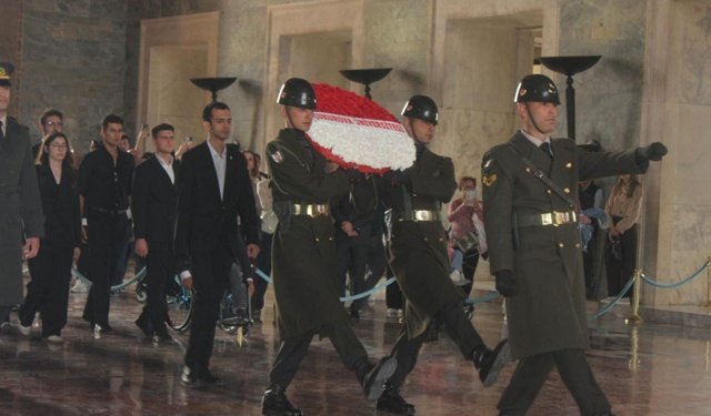 BALiz Parmak Kulübü'nden Anıtkabir'de çelenk töreni