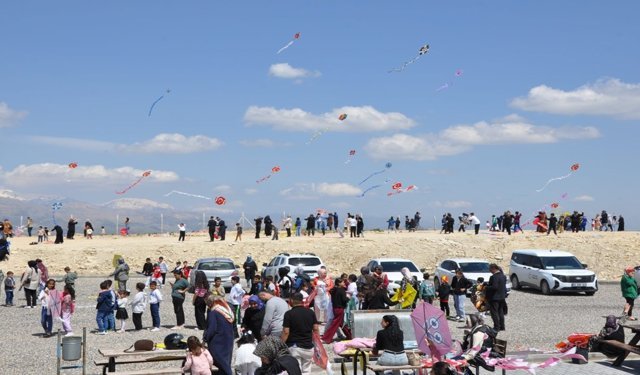 Besni’de 2000 Çocuk Uçurtmalarla Gökyüzünü Şenlendirdi
