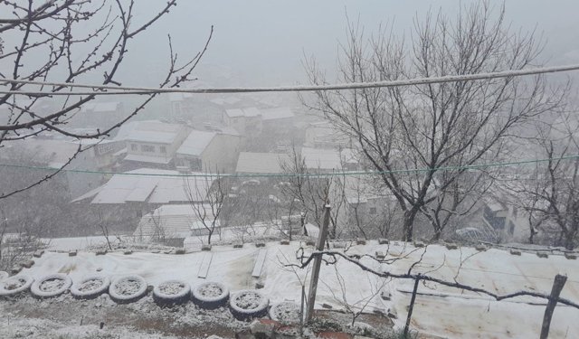 Çelikhan ilçesine Nisan ayında kar yağdı - Videolu Haber