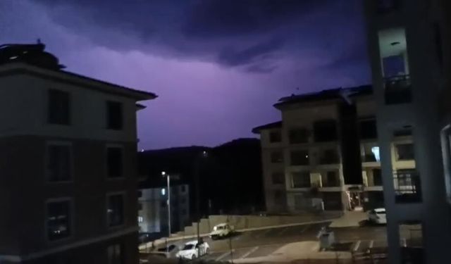 Gölbaşı ilçesinin gecesini şimşekler aydınlattı