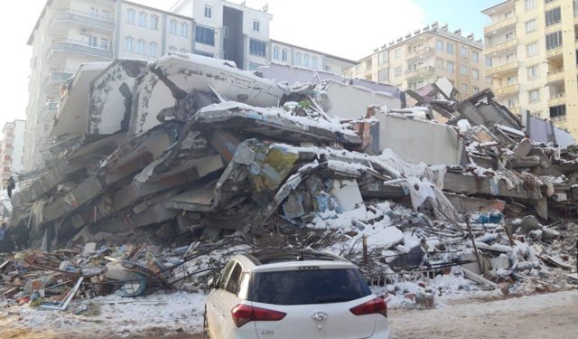 Yukarı Şehir Kooperatif Evleri davası 1 Temmuz'a ertelendi: Ailelerden firari sanık ve süreç tepkisi - Videolu Haber