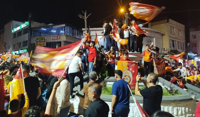 Adıyaman Heykel Meydanı'nda sarı-kırmızılı kutlama - Videolu Haber
