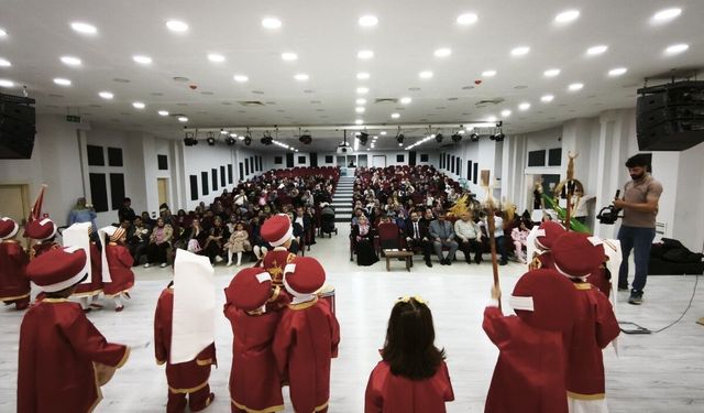 Adıyaman'da Kur'an kursu öğrencileri yıl sonunu sahne gösterileriyle kutladı