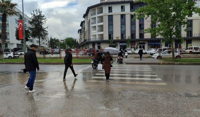 Adıyaman'da yağış sonrası Atatürk Bulvarı'nda oluşan su birikintileri yayaları zorladı