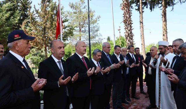 Adıyaman’da Bayram arifesinde şehitlik ziyaret edildi
