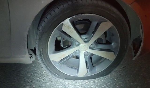 Çukura giren otomobilin lastikleri patladı