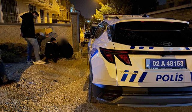 Duvar dibine çöken kadın ekipleri harekete geçirdi