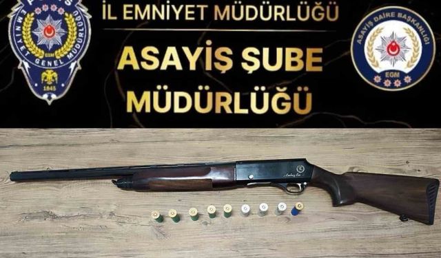 Kız kardeşinin iş yeri önünde havaya ateş açan şahıs yakalandı