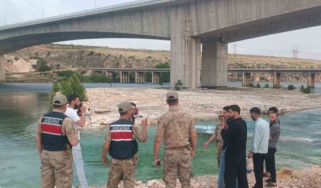 Fırat Köprüsü Altında Mahsur Kalan 8 Kişi Kurtarıldı