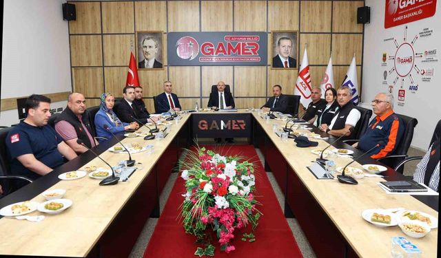 Vali Küçük, 112 Acil Çağrı Merkezi'nde incelemelerde bulundu