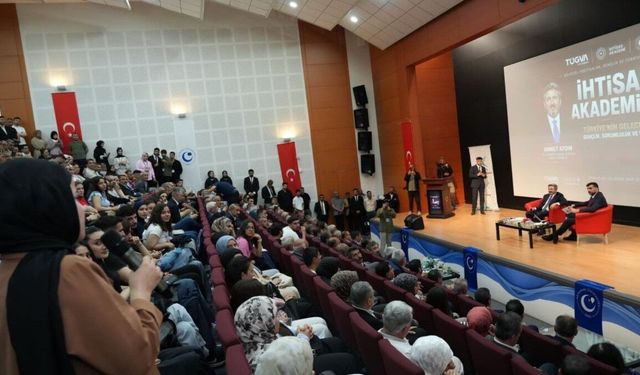 Bakan Yardımcısı Ahmet Aydın, üniversiteli gençlere Türkiye'nin gelecek vizyonunu anlattı