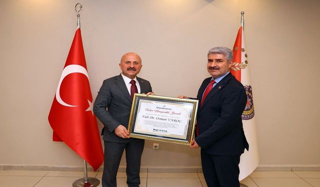 Besni’den Vali Varol’a Anlamlı Vefa: Fahri Hemşehrilik Beratı