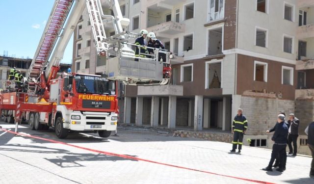 Besni İtfaiyesi'nin gerçeği aratmayan yangın tatbikatı