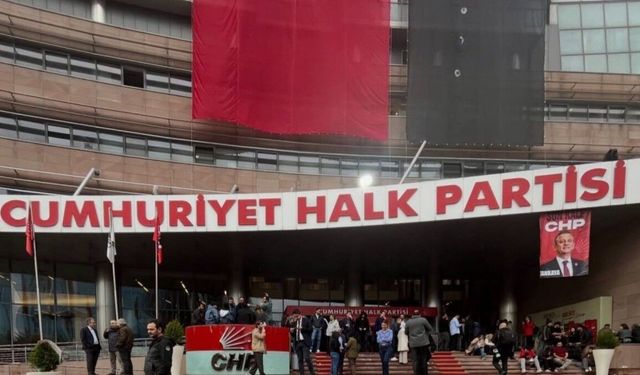 CHP Genel Merkezi'nde tahliye gerginliği: Özgür Özel binadan ayrıldı - Videolu Haber