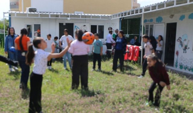 Genç Nesiller Derneği'nden depremzede çocuklara bayram etkinliği