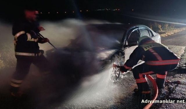 Adıyaman-Besni'de Seyir Halindeki Otomobil Yandı