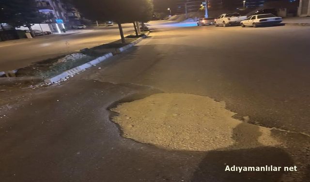 Adıyaman’da Yol Ortasındaki Çukur Tehlike Saçıyor