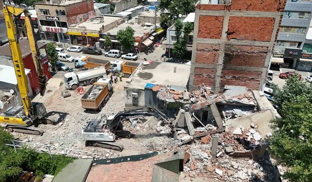 Adıyaman’da Yıkılan Binanın Parçaları İş Yerine Düştü