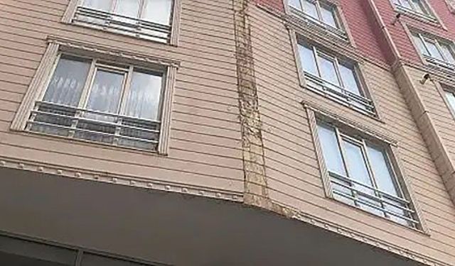 Apartmanın Dış Cephesi Otomobilin Üzerine Çöktü